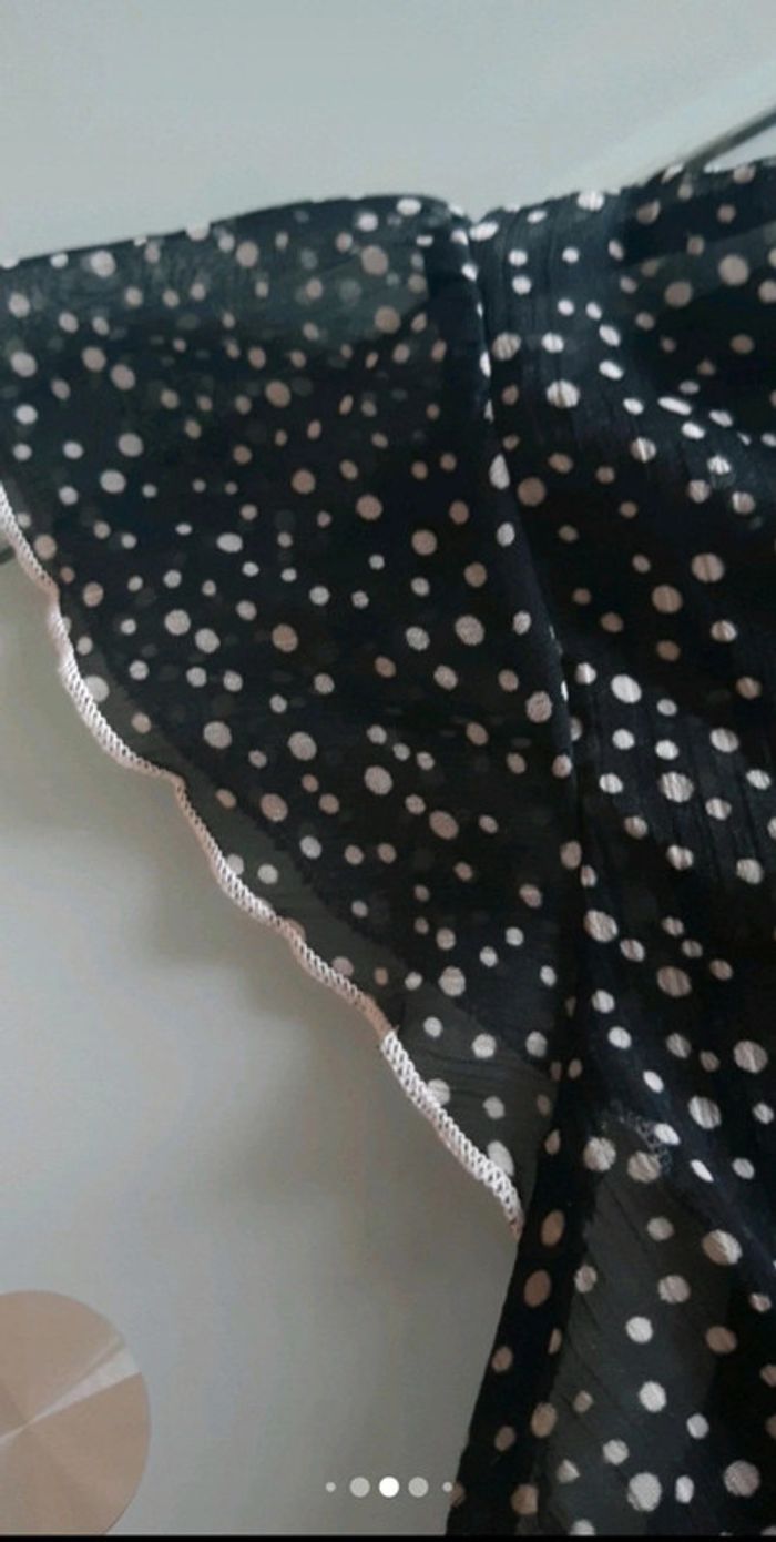 Top noir élégant à pois blancs- taille 38- chic & fluide - photo numéro 4