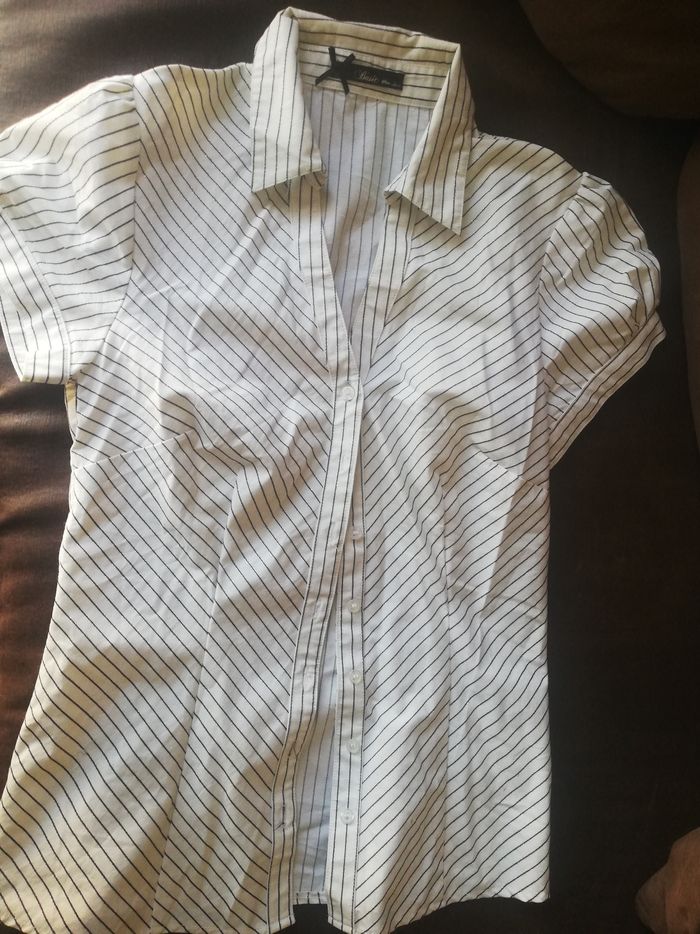 Chemisier blanc rayé argenté. Tissu mélange elastane