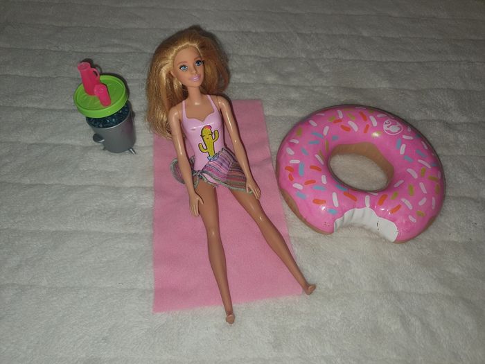 Barbie et bouée