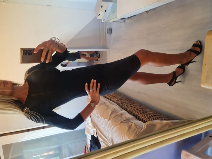 Robe noire avec bijoux sur les épaules Fabriqué en Italie Taille 36 - photo numéro 4