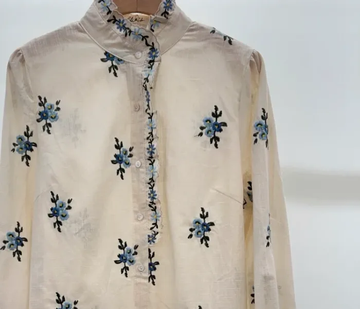 Chemise beige été en coton motifs fleurs bleues - photo numéro 2