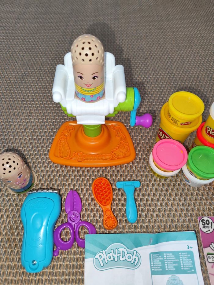 Play-Doh salon de coiffure , complet et très bon état + pâte à modeler neuve - photo numéro 2