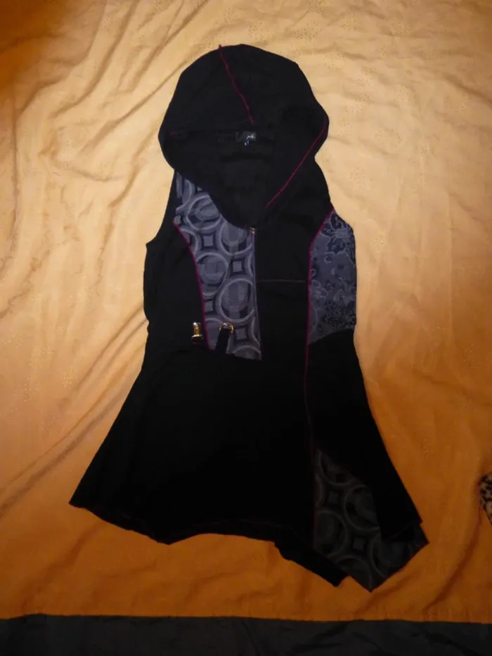 tunique à capuche assymetrique taille S = 40