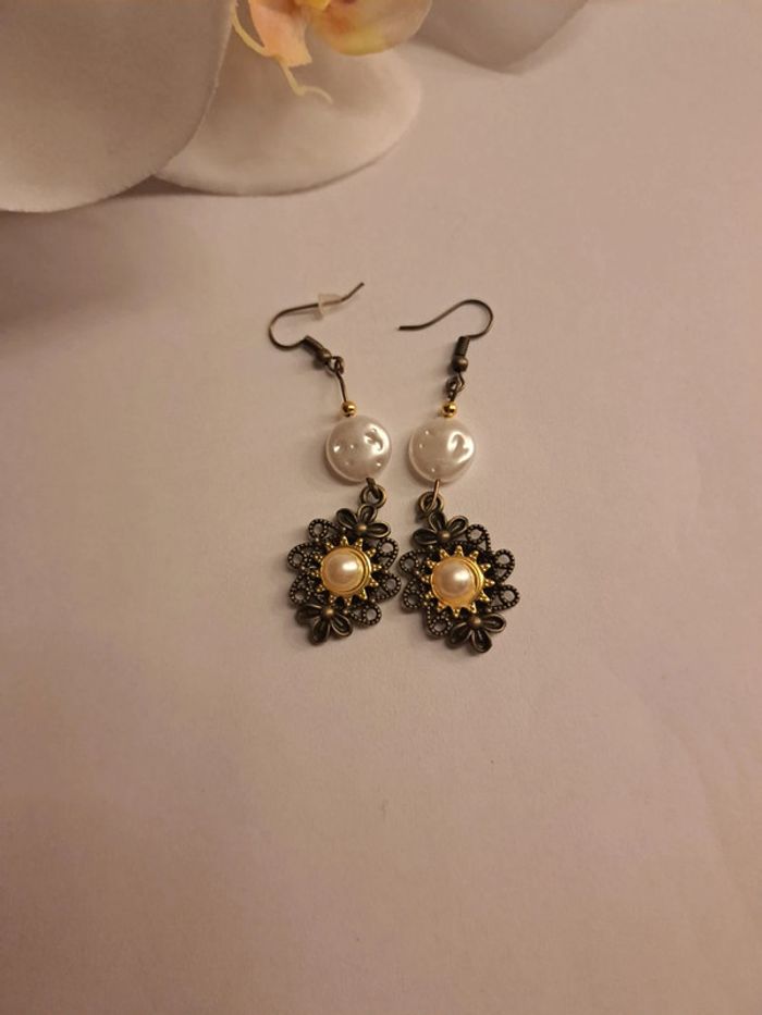 Boucles d'oreilles pendante blanches et bronze - photo numéro 7