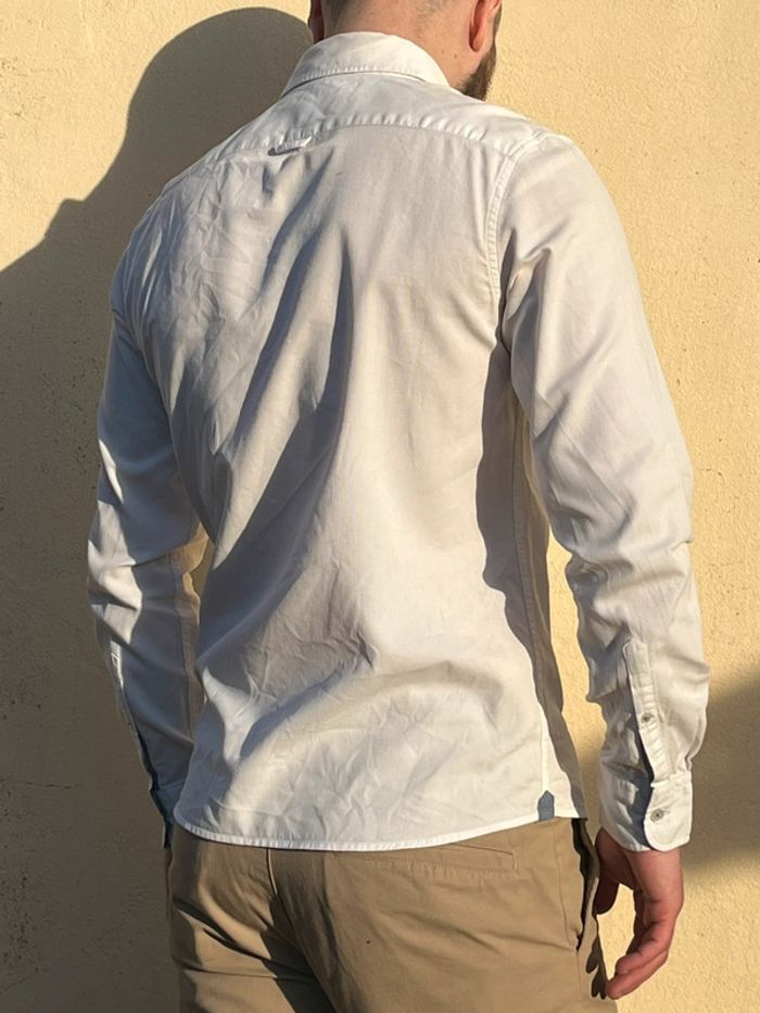 Chemise blanche avec touche de bleu jeans - photo numéro 6