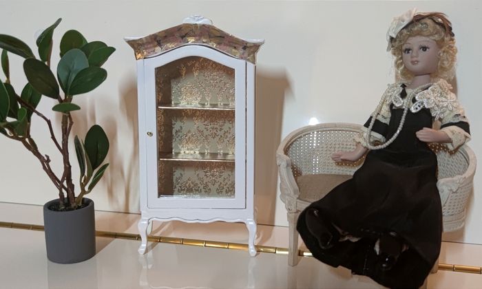 Armoire/vitrine/meuble maison de poupée