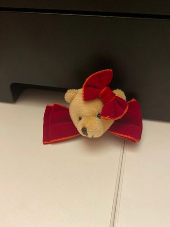 Barrette tête d’ourson avec noeud rouge