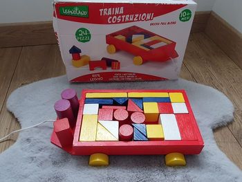 Petit train en bois avec éléments à encastrer