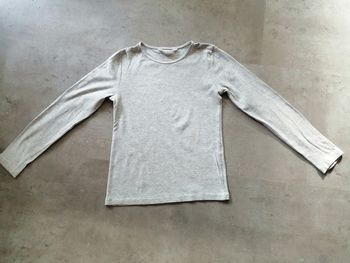 T shirt manches longues gris clair Taille 6/8 ans