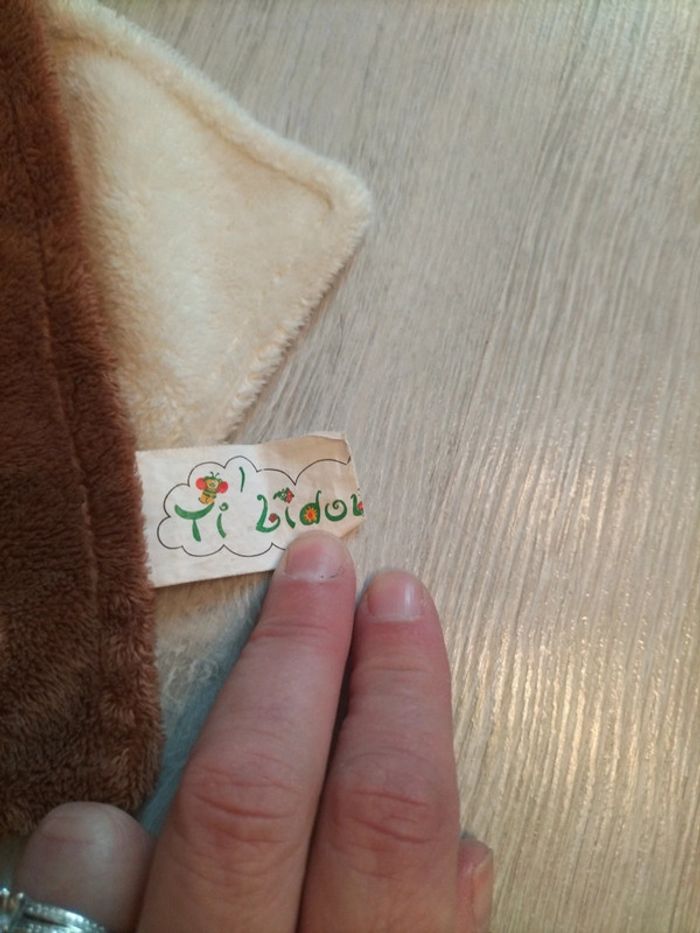 Doudou peluche plat chat marron et beige avec hochet à l'extrémité Ti Lidou malin - photo numéro 4