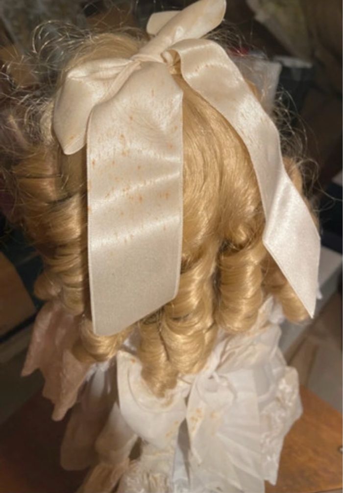 Poupée de collection en porcelaine Clémence de Mundia - photo numéro 5