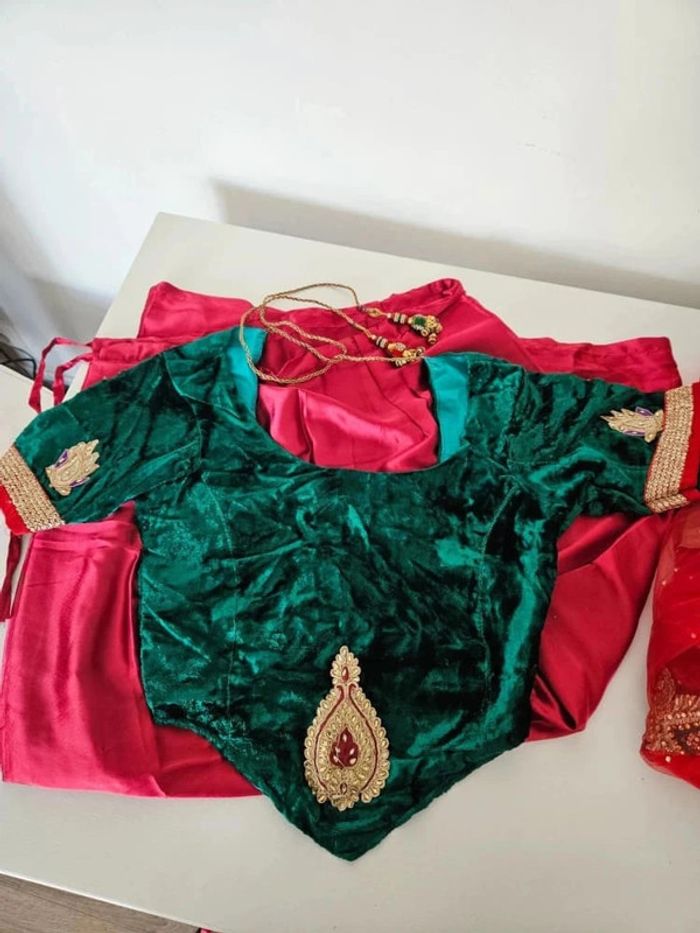 Véritable magnifique sari île Maurice brodé fait à la main rouge et vert velour robe indienne - photo numéro 7