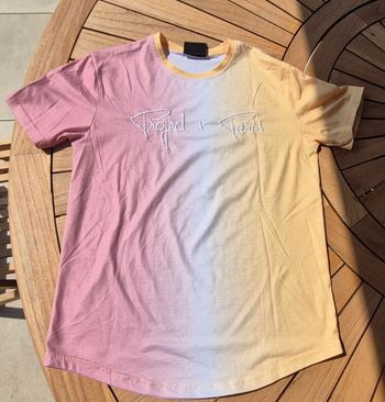T-shirt jaune et rose