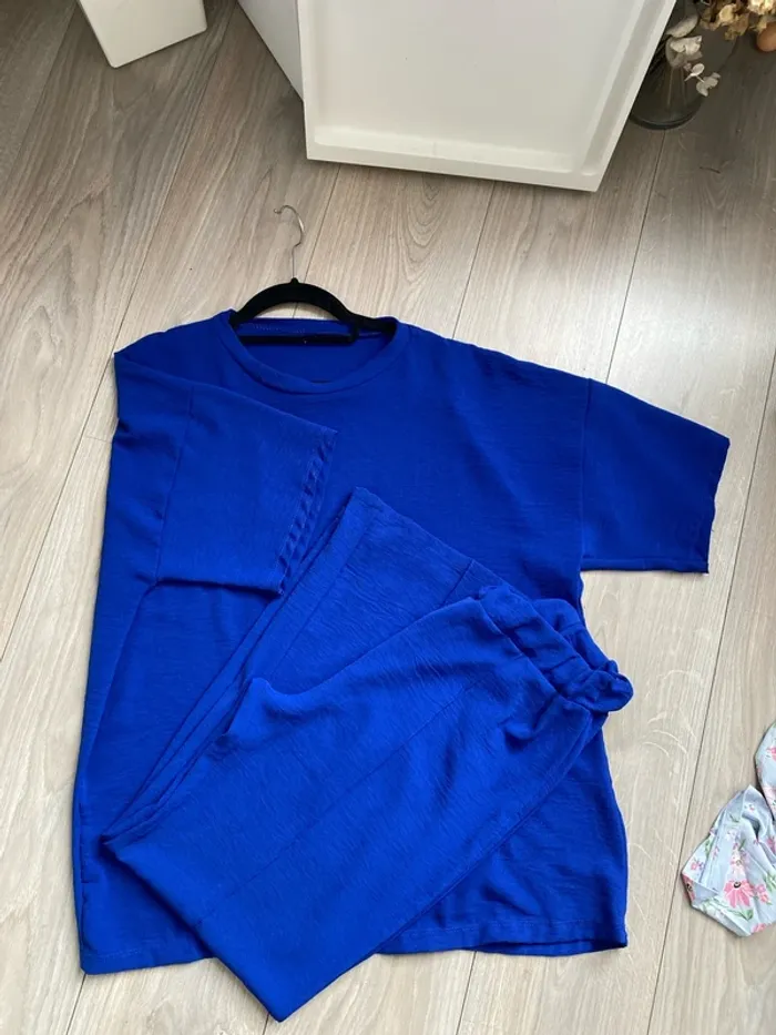 Ensemble bleu électrique