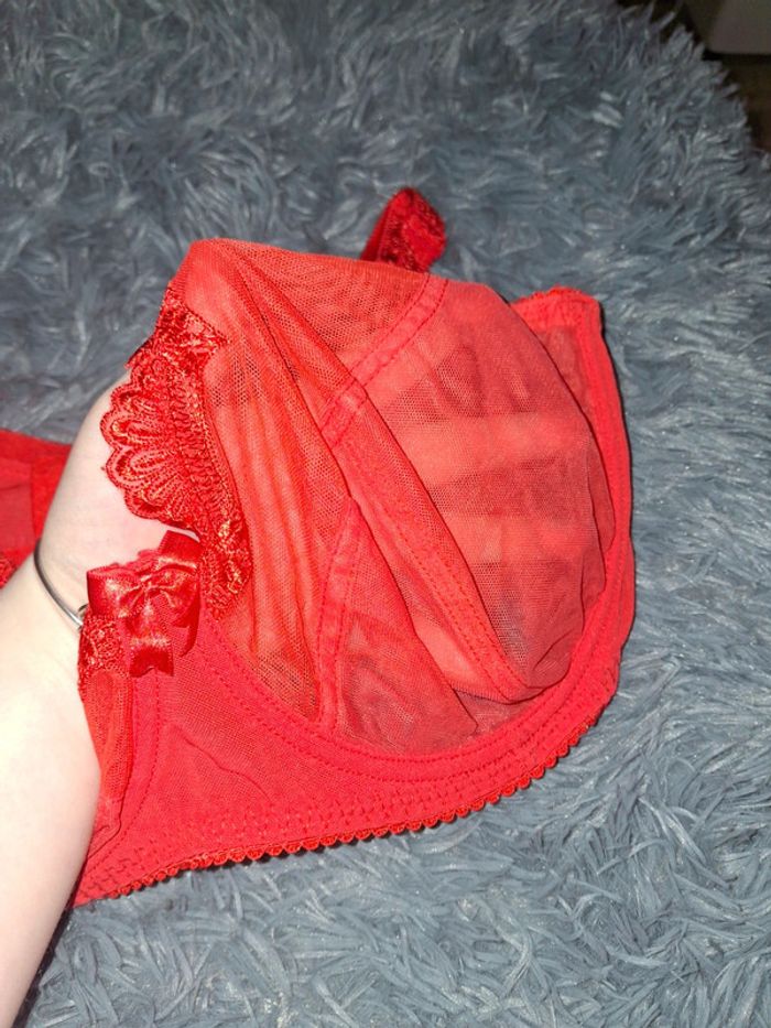 Soutien-gorge rouge - photo numéro 3