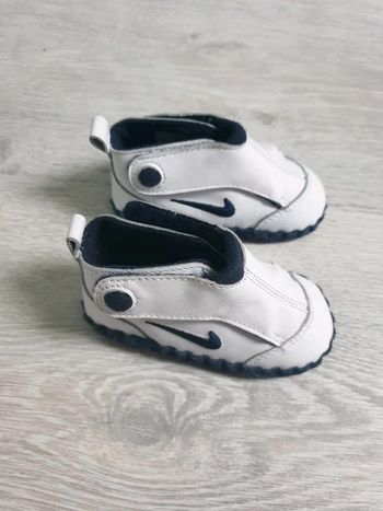 Chaussons ou chaussures souples Nike 18,5 blancs et bleus avec scratchs