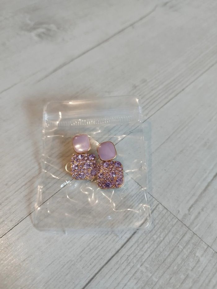 Très jolie paire de boucles d'oreilles dorées et mauves neuves - photo numéro 4