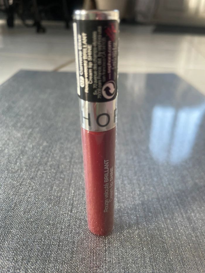 Rouge à lèvres brillant - photo numéro 3
