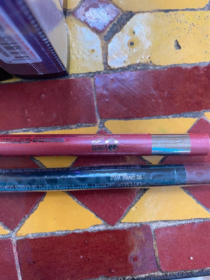 Lot crayon et rouge à lèvre - photo numéro 3