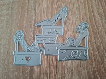 Matrice de découpe, chaussures et boîtes