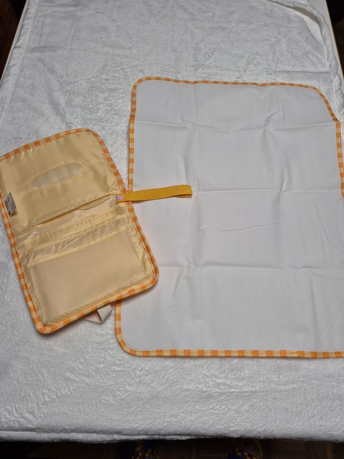 Matelas à langer nomade neuf + pochette avec rangement multipoches