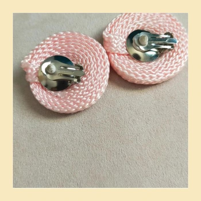 Boucles d’oreilles clip vintage – Ronds faits main rose pâle - photo numéro 4