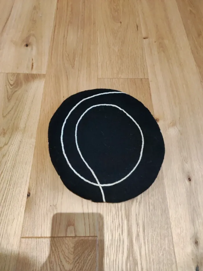 Béret noir et écru