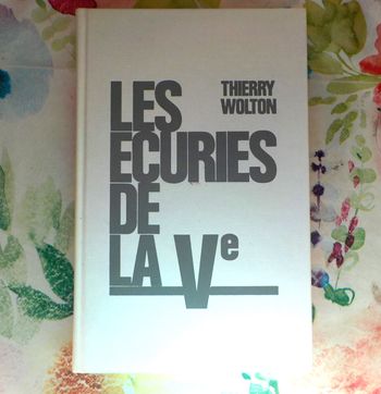 LES ECURIES DE LA Ve par Thierry WOLTON Ed. Le Grand Livre du Mois