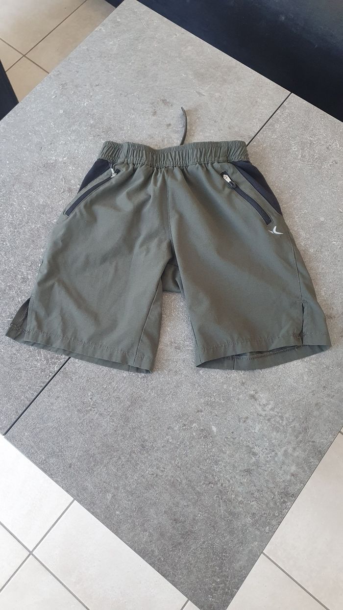 Short kaki en 8/9 ans