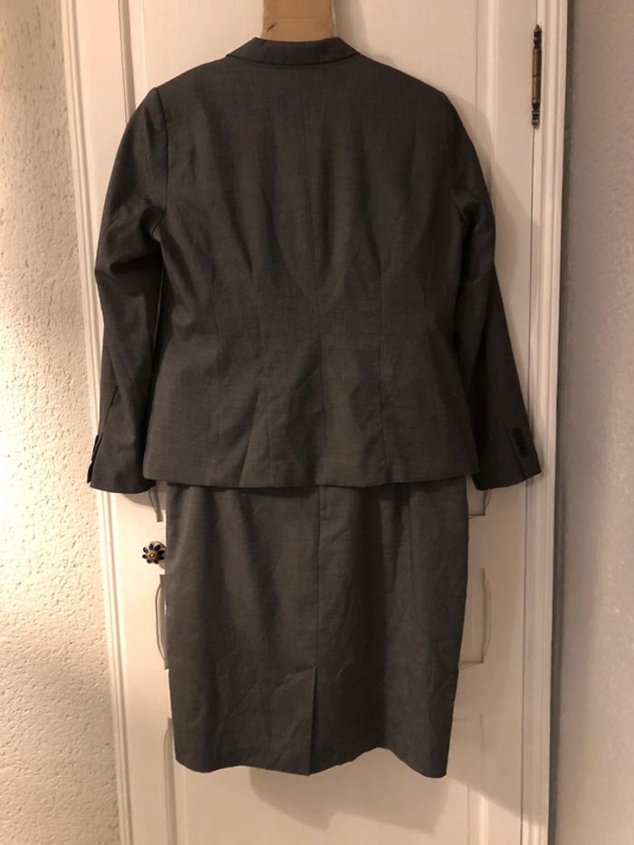 AN92: Tailleur veste/jupe gris effet fines rayures T 46/48 porté 1 fois - photo numéro 2