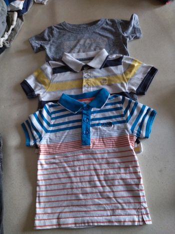 Lot de 2 polo et 1tee shirt manches courtes. Taille 2 ans