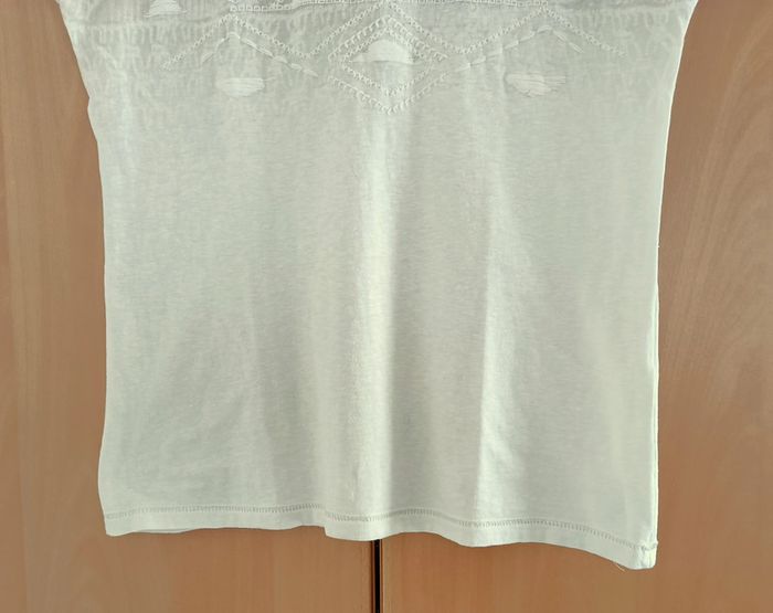 T shirt creme et beige imprime geometrique. Dos decolette. Camaieu. Taille 38 - photo numéro 3