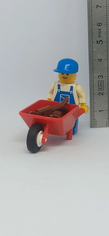 Homme bricoleur avec brouette et bois lego