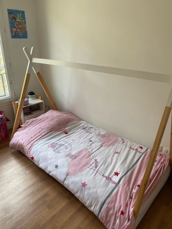 Lit tipi et table de chevet enfant