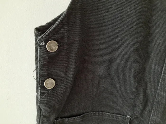 Robe en jean noir avec bretelles. - photo numéro 3