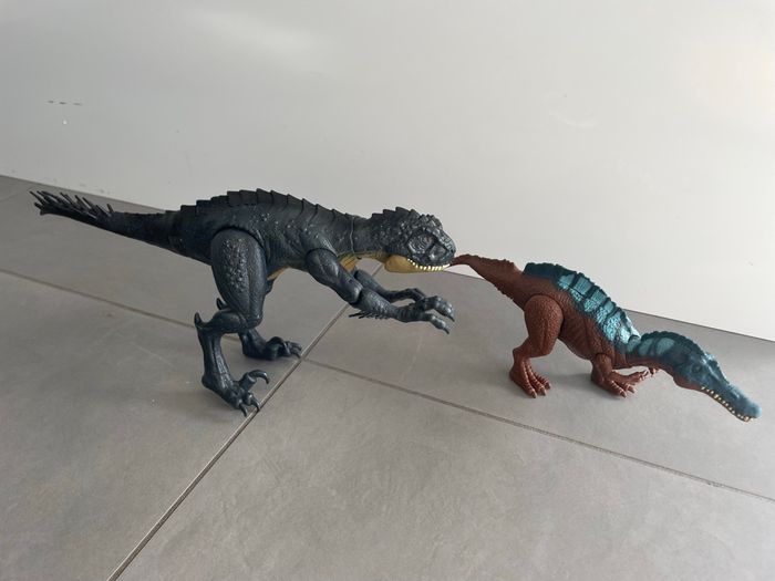 Lot de 2 dinosaures Jurassic World Figurine  Piles à change - photo numéro 4