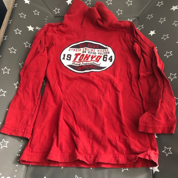 T-shirt col roulé, tape-à-l’œil rouge 5 ans