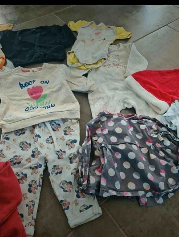 Lot de vêtements fille 9 mois pyjama grenouillère bodie Minie robe veste haut - photo numéro 3