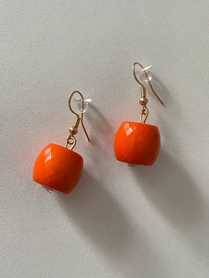 Boucle d’oreille Du groupe Maxmara sans logo,sans étiquette.