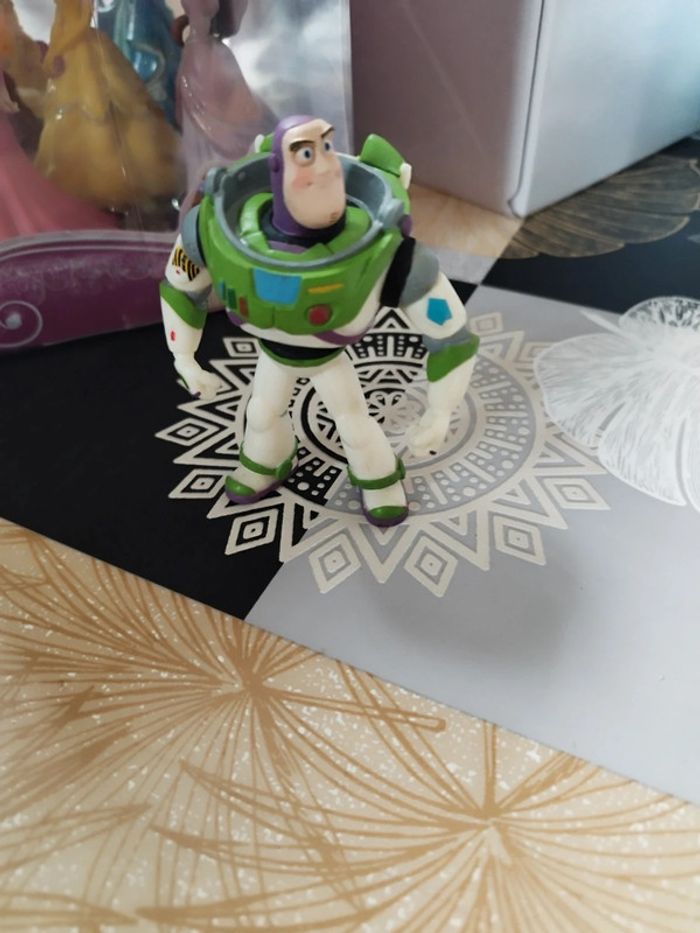 Figurine buzz