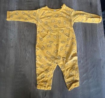 Ensemble bébé – Gilet bleu + combinaison jaune motifs couronnes