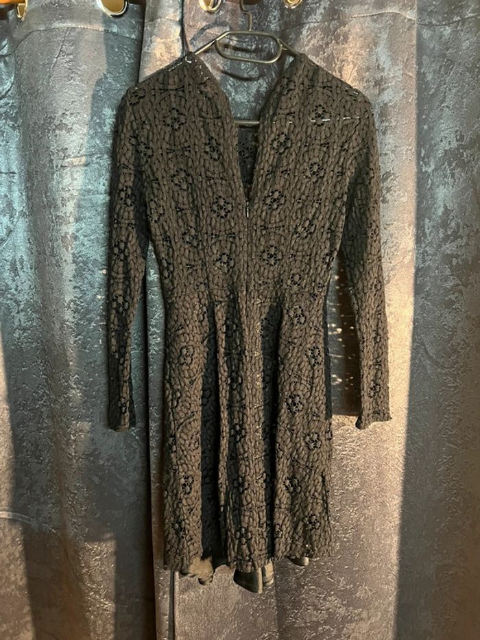 Robe noire en dentelle - photo numéro 2