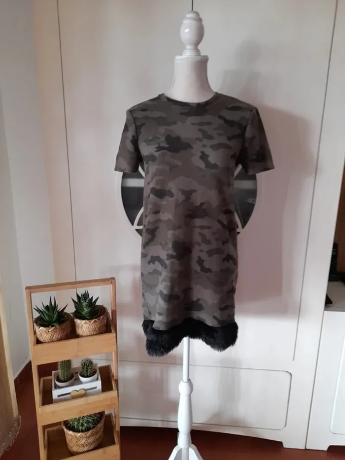 Vestido estampado con pelitos