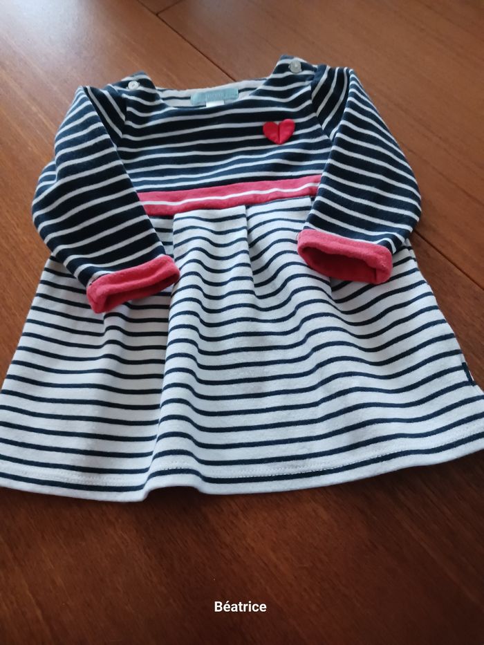 Robe à manches longues.