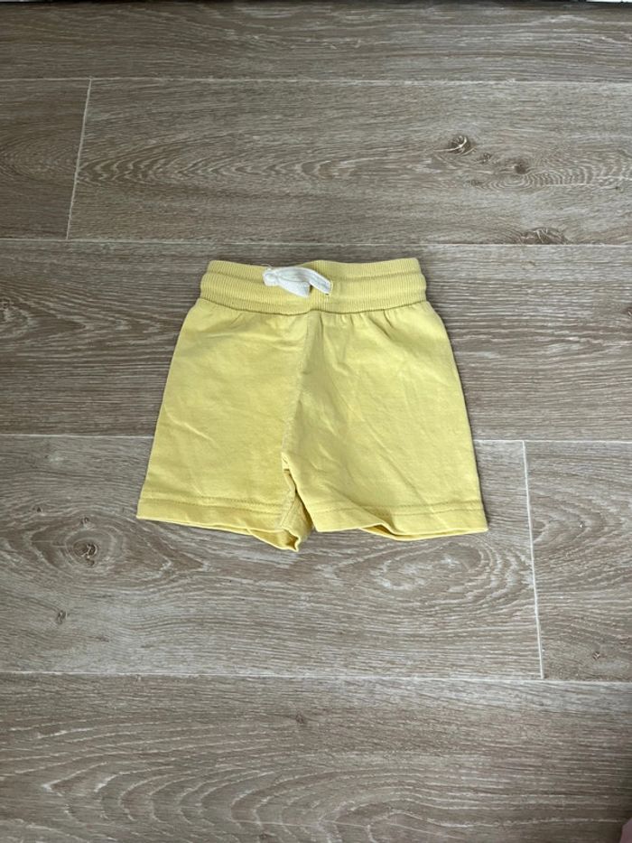 Short jaune