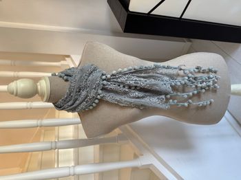 Foulard gris en dentelle et pompons