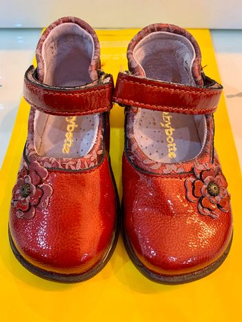 jolie chaussure montante vernis rouge Babybotte