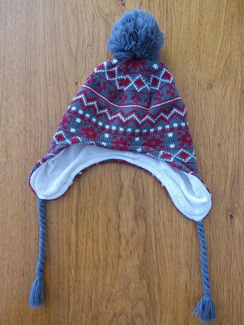 Bonnet cache oreilles à pompon gris