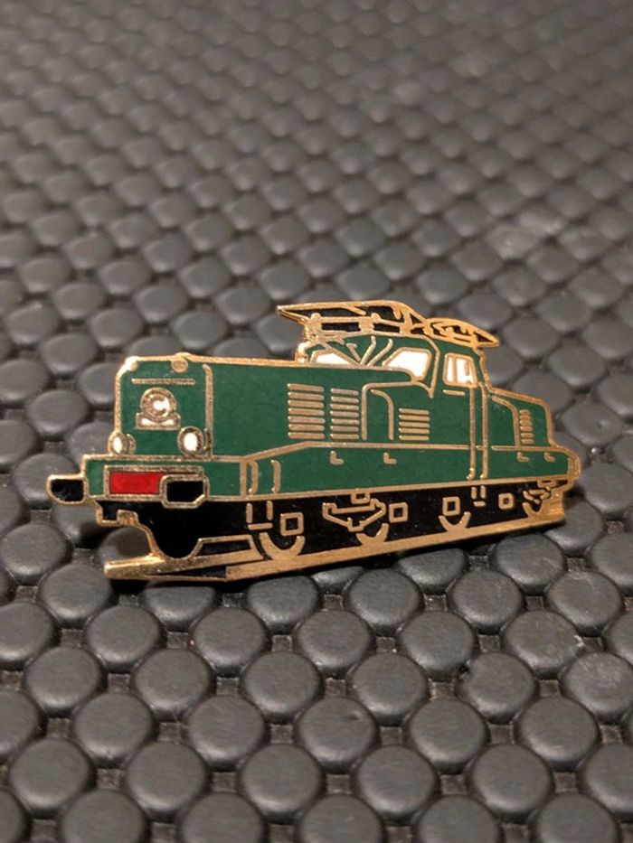 Pin's train locomotive SNCF