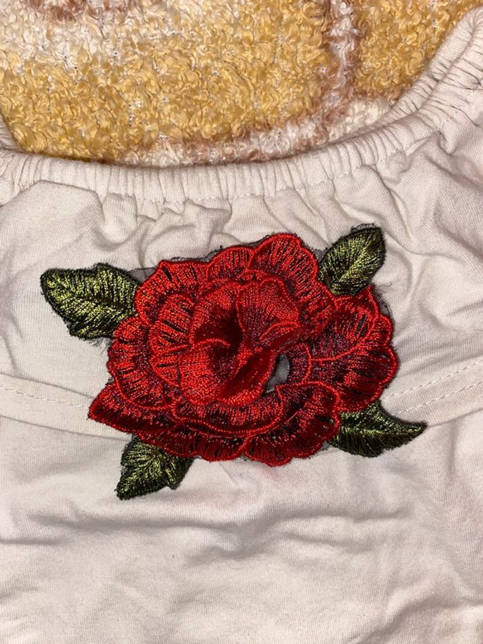 T-shirt à broderies roses, taille 12 mois. - photo numéro 3